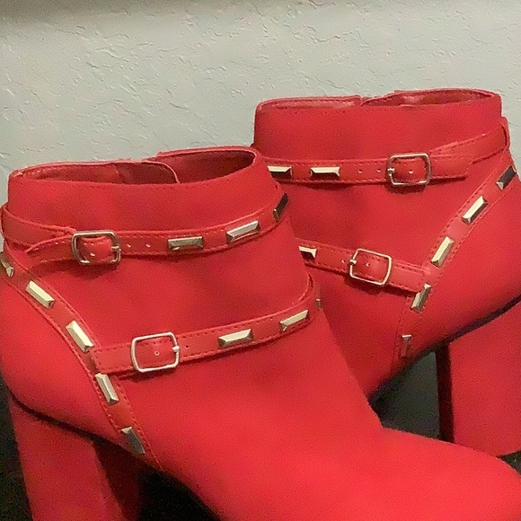 Thalia Sodi Red Ankle Booties with Glossy Finish - Picture 3 of 8